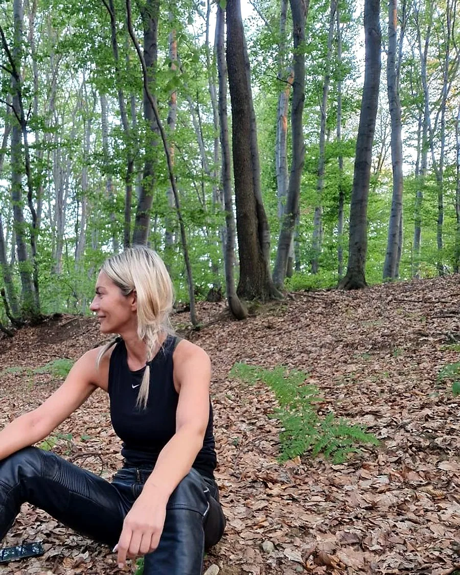 Hidajeta Isović u prirodi, u šumi